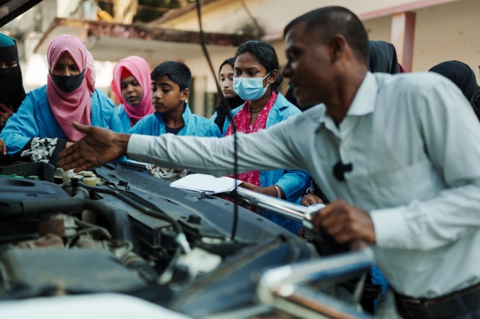 An instructor leads a technical course on automotive mechanics at Cox’s Bazar Technical School and College. This training is supported by UNICEF and funded by GPE. Credit: UNICEF/Bangladesh/2024/Rahman